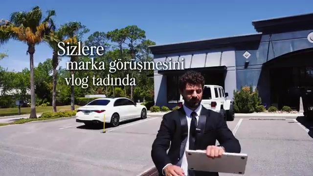 Berk marka binası önünde